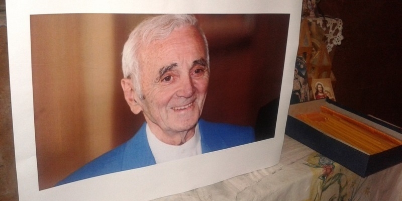 Зажжение свечей в память о Шарле Азнавуре