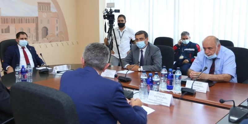 Министр территориального управления и инфраструктур Сурен Папикян сегодня представил персоналу Армянской атомной электростанции новоназначенного генерального директора Эдуарда Мартиросяна